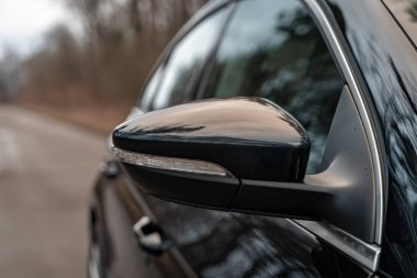 Forest Road 'da dikiz aynası. Modern bir arabanın yan aynası. Sürücü kavramı.