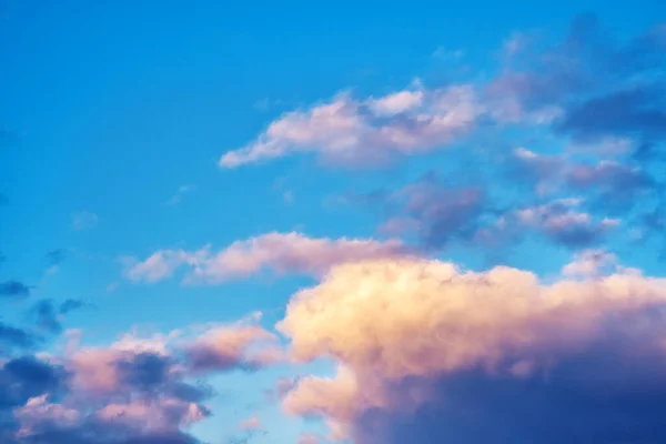 Güzel bir yaz akşamında gün batımı. Rengi değişmiş. Gökyüzü dokusu, soyut doğa arkaplanı. 