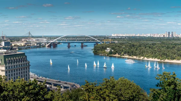 Ukrayna, Kyiv, Haziran-22-2020: Dinyeper nehrinin manzarası. Harbour Köprüsü, Kyiv 'in limanı boyunca uzanan bir kiriş köprüsü. Dinyeper' da yelkenli tekneleri var.