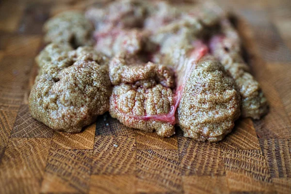 Mutfak tahtasında tatlı su balığı havyarı. Yumurtlama sırasında balık avı. Çevresel sorun.