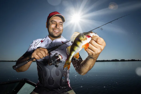 Pescatore con persico — Foto Stock