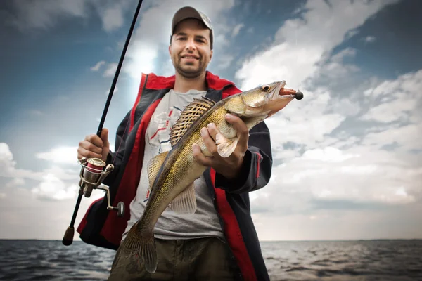 Pescador con lucio — Foto de Stock