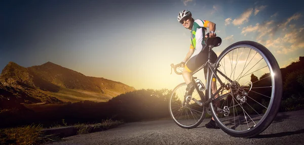 Ciclista bici in montagna — Foto Stock