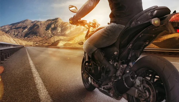 Biker rijden motorfiets — Stockfoto