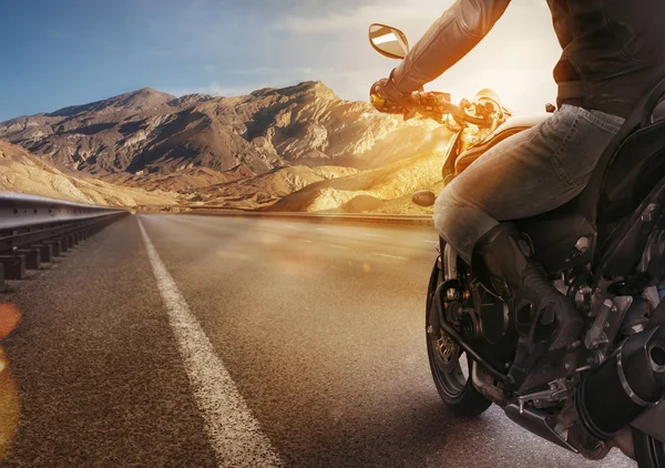 Biker ridning motorcykel — Stockfoto