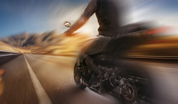 Biker ridning motorcykel — Stockfoto