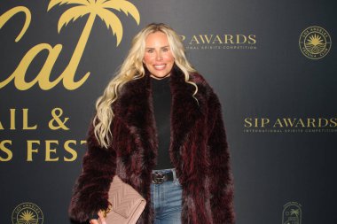 Costa Mesa, CA - 15 Kasım 2025: Kırmızı halı gelişleri ve SoCal Kokteyl ve Ruhlar Festivali 'nden kalabalık sahneleri.