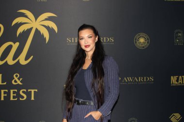 Costa Mesa, CA - 15 Kasım 2025: Kırmızı halı gelişleri ve SoCal Kokteyl ve Ruhlar Festivali 'nden kalabalık sahneleri.