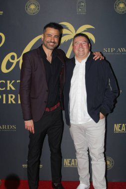 Costa Mesa, CA - 15 Kasım 2025: Kırmızı halı gelişleri ve SoCal Kokteyl ve Ruhlar Festivali 'nden kalabalık sahneleri.