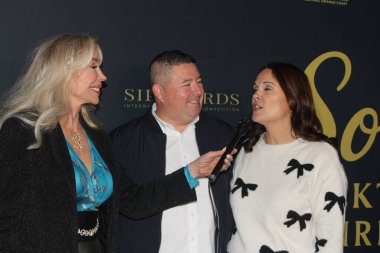 Costa Mesa, CA - 15 Kasım 2025: Kırmızı halı gelişleri ve SoCal Kokteyl ve Ruhlar Festivali 'nden kalabalık sahneleri.