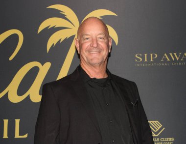 Costa Mesa, CA - 15 Kasım 2025: Kırmızı halı gelişleri ve SoCal Kokteyl ve Ruhlar Festivali 'nden kalabalık sahneleri.