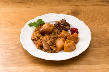 Geleneksel Yahudi Cholent (Hamin) İsrail'den at ile görev yaptı.