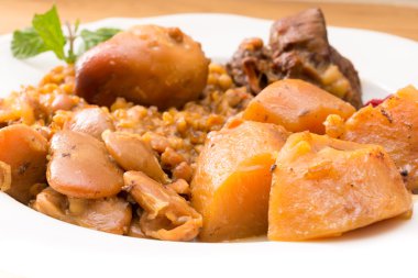 Geleneksel Yahudi Cholent (Hamin) İsrail'den at ile görev yaptı.