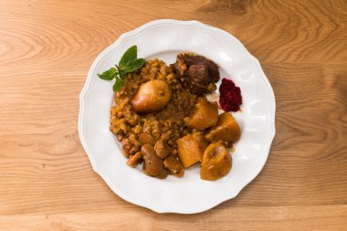 Geleneksel Yahudi Cholent (Hamin) İsrail'den at ile görev yaptı.