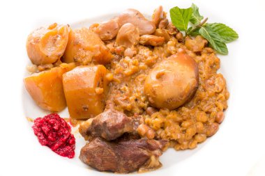 Geleneksel Yahudi Cholent (Hamin) İsrail'den at ile görev yaptı.
