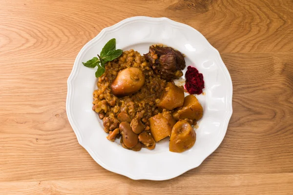 Geleneksel Yahudi Cholent (Hamin) İsrail'den at ile görev yaptı.