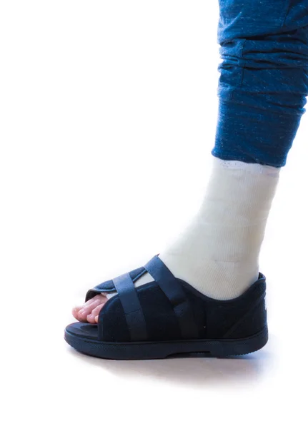 Young man with a broken ankle and a leg cast — Stock Photo, Image