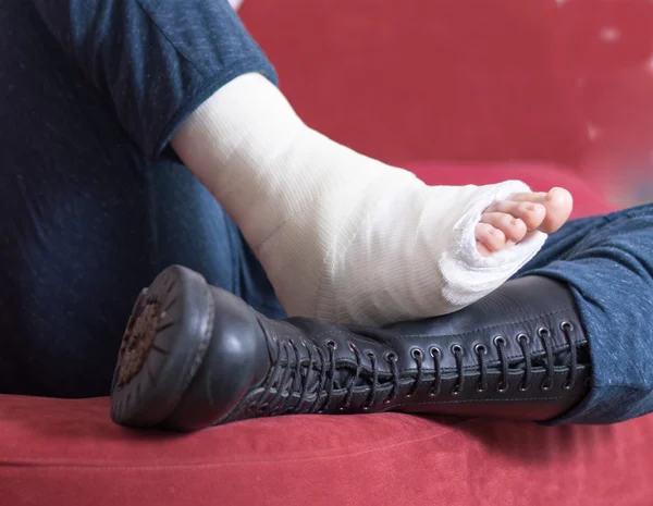 Krieg und Verwundung - Guss- und Kampfstiefel-Konzept — Stockfoto