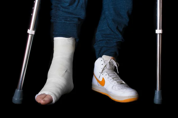 부러진된 발목과 다리 캐스트와 젊은 남자 — 스톡 사진