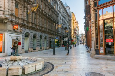 BUDAPEST - 29 Aralık 2019: İnsanlar Noel ile Yeni Yıl arasında Budapeşte 'nin şenlikli ve süslü sokaklarında sabahın erken saatlerinde eğleniyorlar