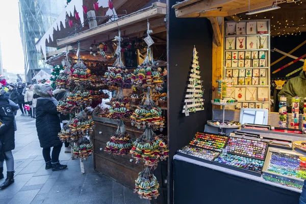 Budapest Grudzień 2019 Ludzie Cieszący Się Słynnymi Świątecznymi Rynkami Budapeszcie — Zdjęcie stockowe