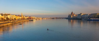 DAPEST - 30 DEC 2019: Szchenyi Zincir Köprüsü, Buda Kalesi, Parlamento binası ve Macaristan 'ın klasik mimarisi