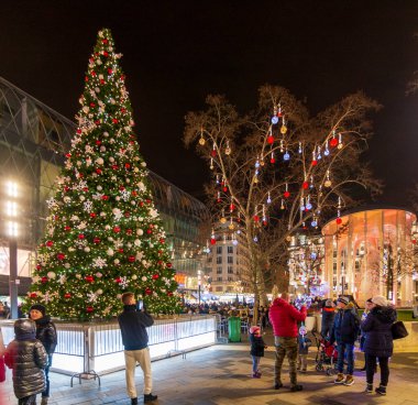 BuDAPEST - 30 Aralık 2019: Renkli ve ünlü Budapeşte Noel Maeketlerinin ve yeni yılın arifesinde eğlenen insanlar ve aileler