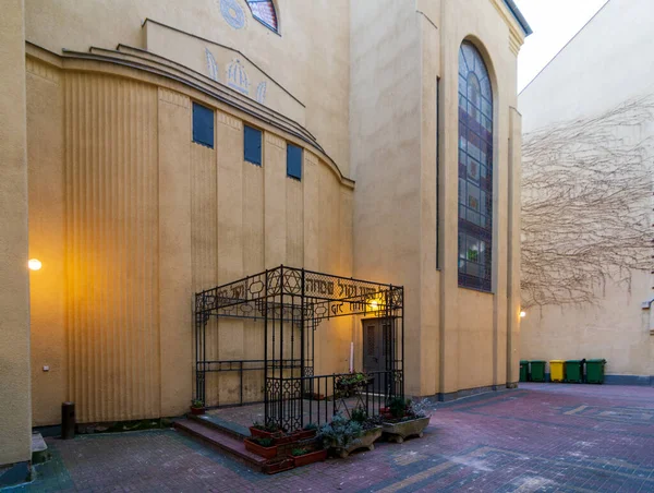 Budapest Grudzień 2019 Przed Odrestaurowaną Synagogą Żydowską Przy Ulicy Kazinczy — Zdjęcie stockowe