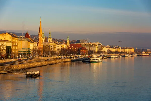 Dapest 12月30 2019 Szchenyiチェーン橋 ブダ城 国会議事堂 早朝黄金の時間にハンガリーのブダペストの古典的な建築を取り巻く — ストック写真