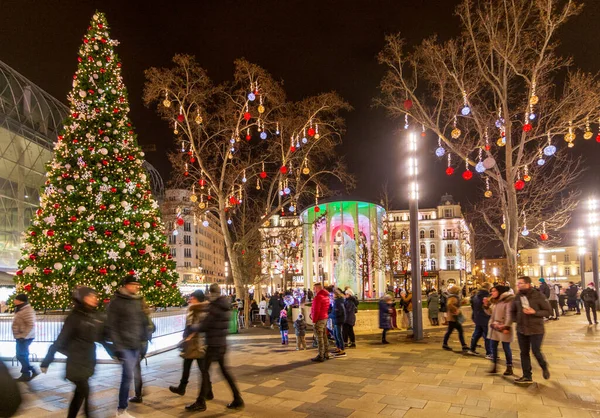 Budapest Dec 2019 Pessoas Famílias Desfrutando Dos Coloridos Famosos Bugigangas — Fotografia de Stock