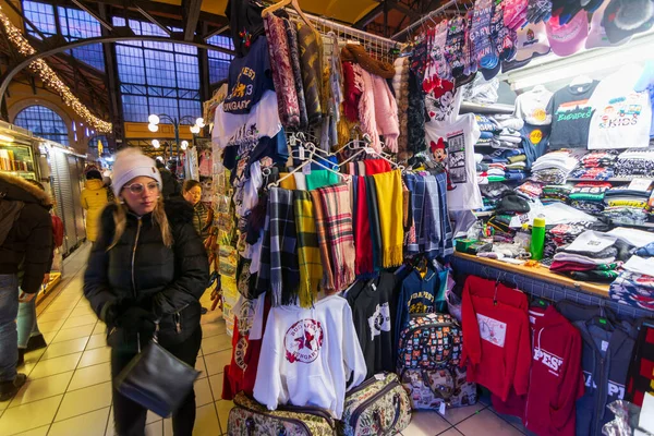 Budapest Grudzień 2019 Ludzie Cieszący Się Kolorowym Great Market Budapeszcie Obrazy Stockowe bez tantiem