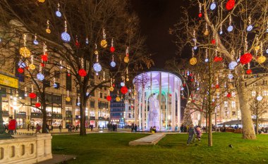 BuDAPEST - 30 Aralık 2019: Renkli ve ünlü Budapeşte Noel Maeketlerinin ve yeni yılın arifesinde eğlenen insanlar ve aileler