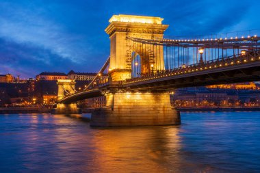 BUDAPEST - 31 Aralık 2019: Güzel Budapeşte, Macaristan ve Dabune Nehri - Szechenyi Zinciri Köprüsü