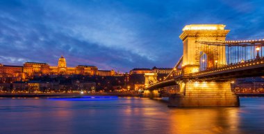 BUDAPEST - 31 Aralık 2019: Güzel Budapeşte, Macaristan ve Dabune Nehri mavi saatte Szechenyi Zinciri Köprüsü ve Buda Şatosu