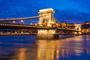 BUDAPEST - 31 Aralık 2019: Güzel Budapeşte, Macaristan ve Dabune Nehri - Szechenyi Zinciri Köprüsü
