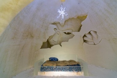 ROVANIEMI, FINLAND - 25 Şubat 2020: Kuzey Finlandiya 'daki Laponya ülkesindeki buzdan kale ve otel