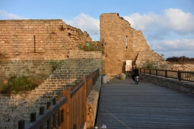 CAESAREA, ISRAEL - 1 AUG 2020: Büyük Herod tarafından inşa edilen tarihi Caesarea Maritima Harbor (Strato 'nun Kulesi)