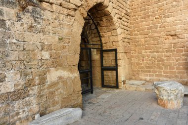 CAESAREA, ISRAEL - 1 AUG 2020: Büyük Herod tarafından inşa edilen tarihi Caesarea Maritima Harbor (Strato 'nun Kulesi)