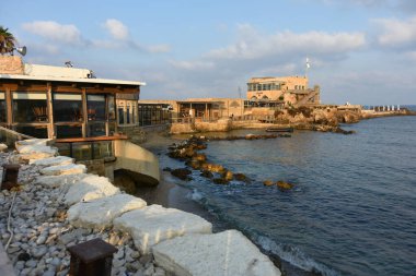 CAESAREA, ISRAEL - 1 AUG 2020: Büyük Herod tarafından inşa edilen tarihi Caesarea Maritima Harbor (Strato 'nun Kulesi)
