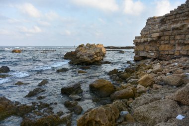 CAESAREA, ISRAEL - 1 AUG 2020: Büyük Herod tarafından inşa edilen tarihi Caesarea Maritima Harbor (Strato 'nun Kulesi)