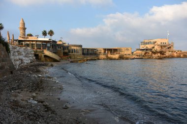 CAESAREA, ISRAEL - 1 AUG 2020: Büyük Herod tarafından inşa edilen tarihi Caesarea Maritima Harbor (Strato 'nun Kulesi)