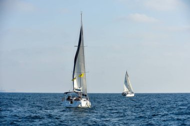 HERZLIYA, ISRAEL - 7 AUG 2020: Harzliya Limanı, kayık alanı ve İsrail 'in merkezinde tatil köyü