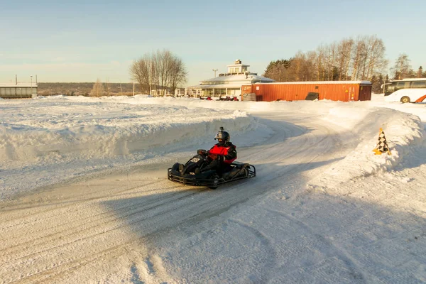 Rovaniemi Finlandia Feb 2020 Turyści Świetnie Się Bawiący Śniegu Lodzie — Zdjęcie stockowe