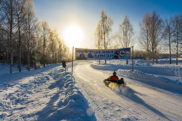 Rovaniemi Finlandia Feb 2020 Turyści Świetnie Się Bawiący Śniegu Lodzie — Zdjęcie stockowe