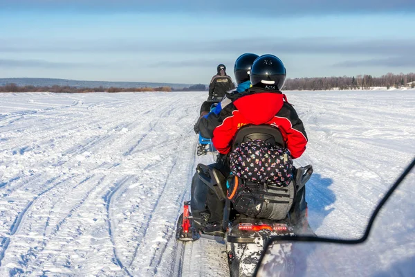 Rovaniemi Finland Feb 2020 Tourists Having Great Time Snowmobiles Lapland — Stock Photo, Image