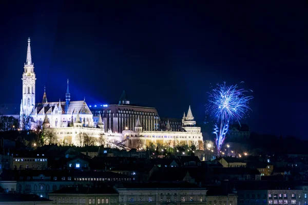 Budapest Styczeń 2020 Baszta Rybacka Kościół Marii Magdaleny Fajerwerkami Świętującymi Obrazek Stockowy