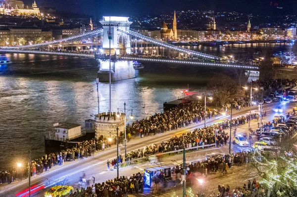 Budapest 2020年1月1日 ブダペストのドナウ川で新年と新しい10年を祝う幸せな人々真夜中にたくさんの花火 ストック画像