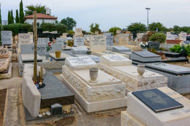 TEL AVIV - OCT. 26, 2019: Tel Aviv 'in dışındaki bir Yahudi mezarlığında modern mezar taşları. İbranice metinler merhumun adını ve detaylarını not et.