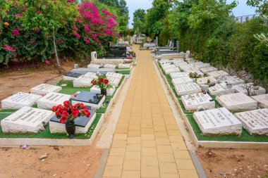 TEL AVIV - OCT. 26, 2019: Tel Aviv 'in dışındaki laik bir sivil ve Yahudi mezarlığında modern mezar taşları. İbranice ve Rusça metinler merhumun isim ve ayrıntılarına dikkat çekiyor.