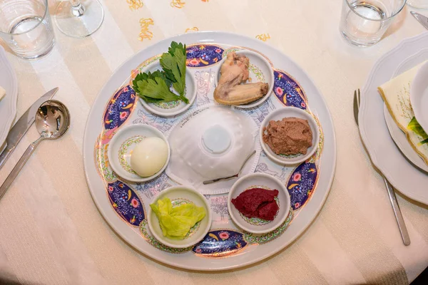 Kleiner Pessach Seder Der Ära Des Coronavirus Aufgrund Der Covid Stockfoto